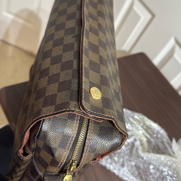LV Messenger Bag in good condition just needs cleaning - Picture 9 of 12